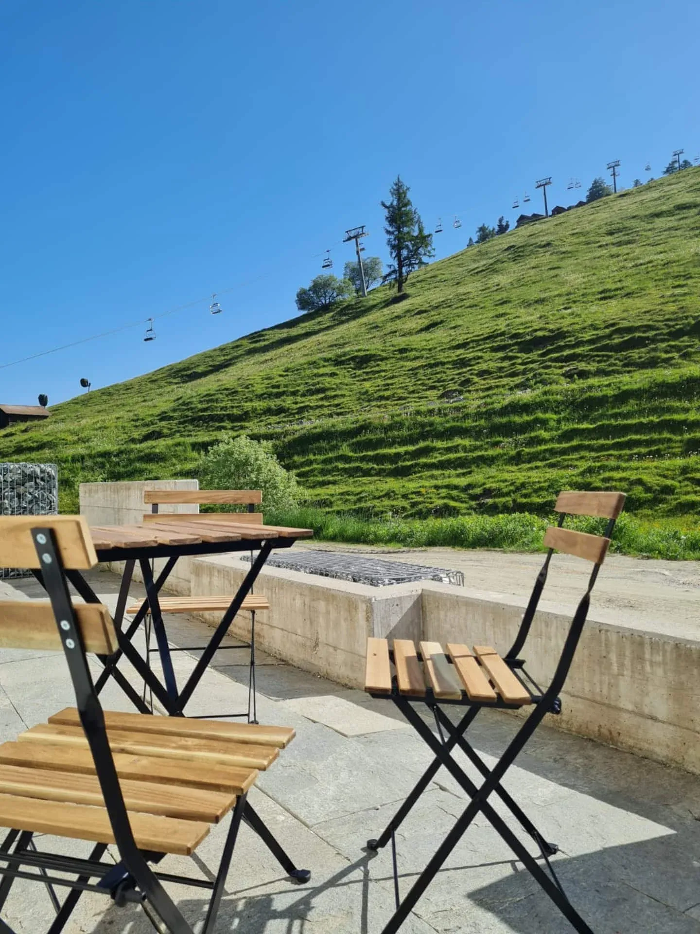 Terrazza con sedute e vista verso la seggiovia