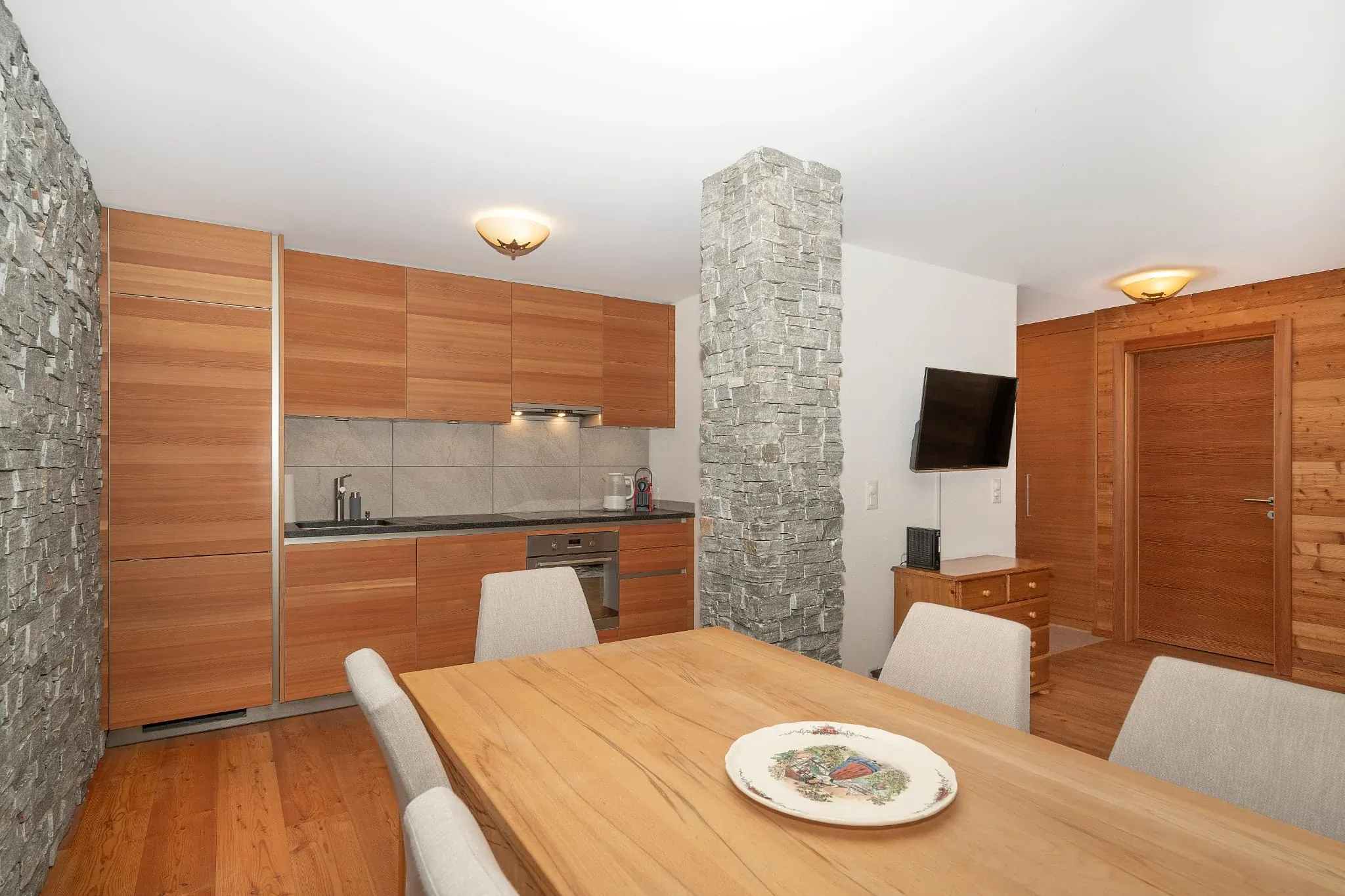 Cucina e tavolo da pranzo