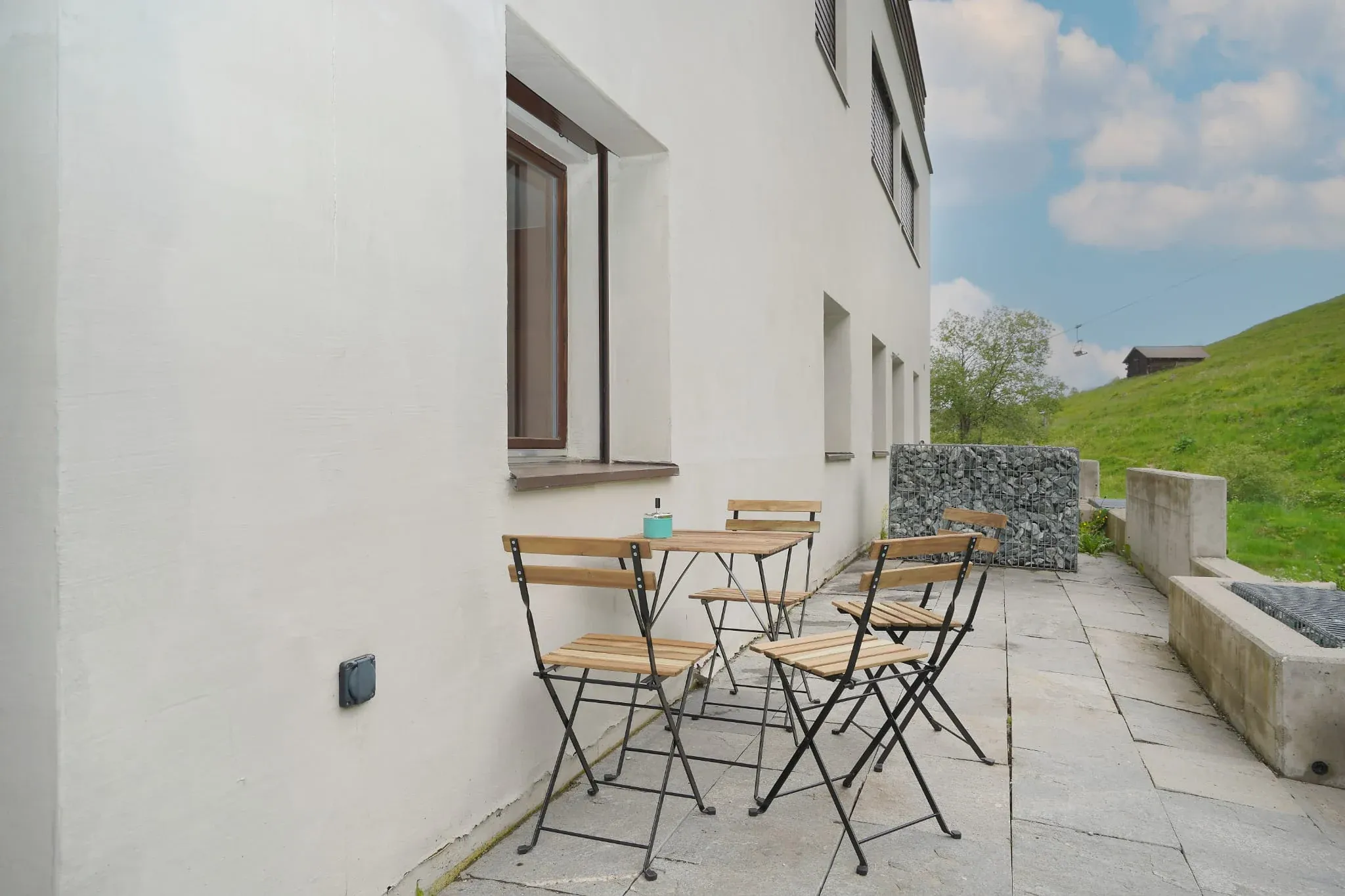 Terrazza con tavolo e sedute
