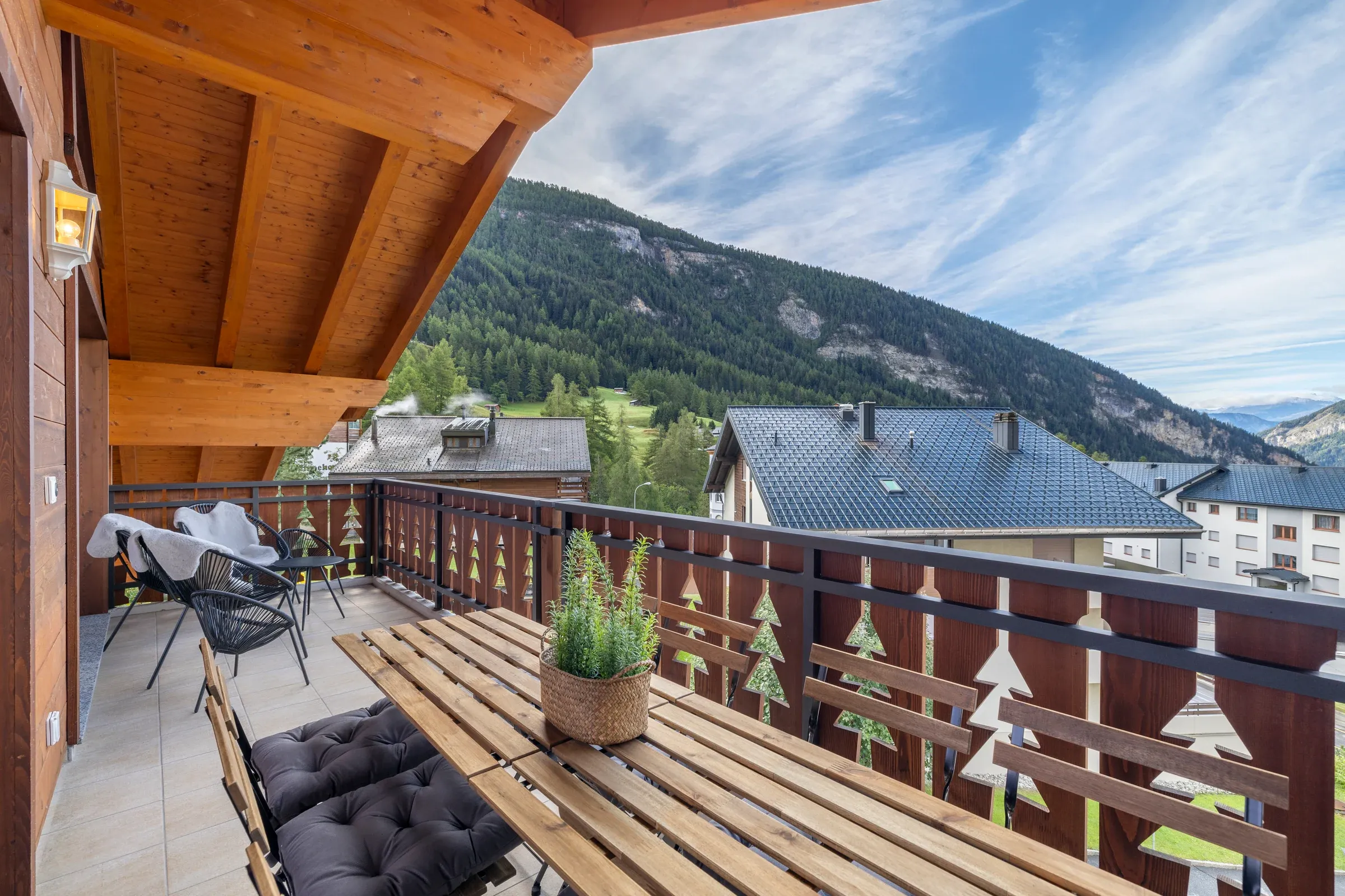 Balcone con tavolo e vista sulle montagne