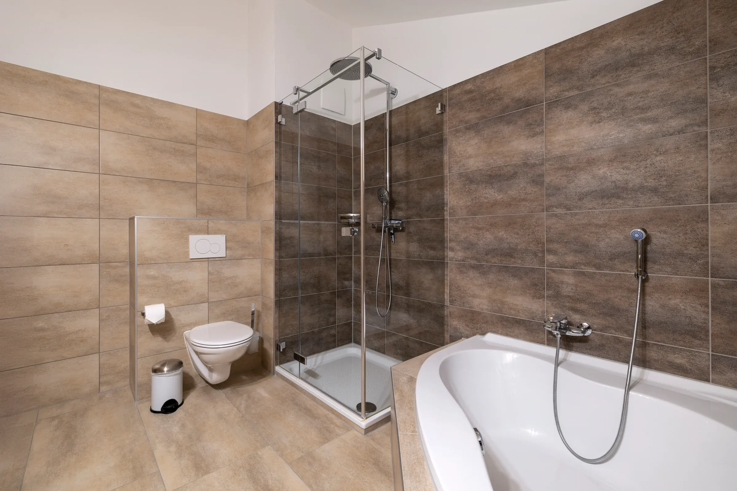 Bagno con vasca e doccia separata