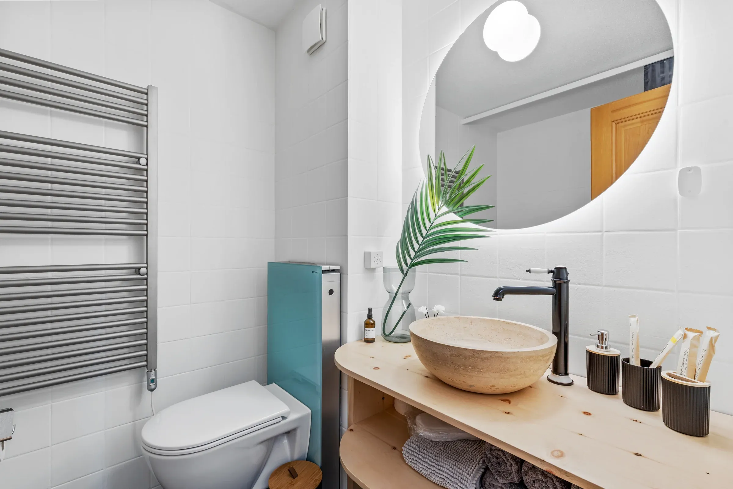 Lavabo e specchio nel bagno