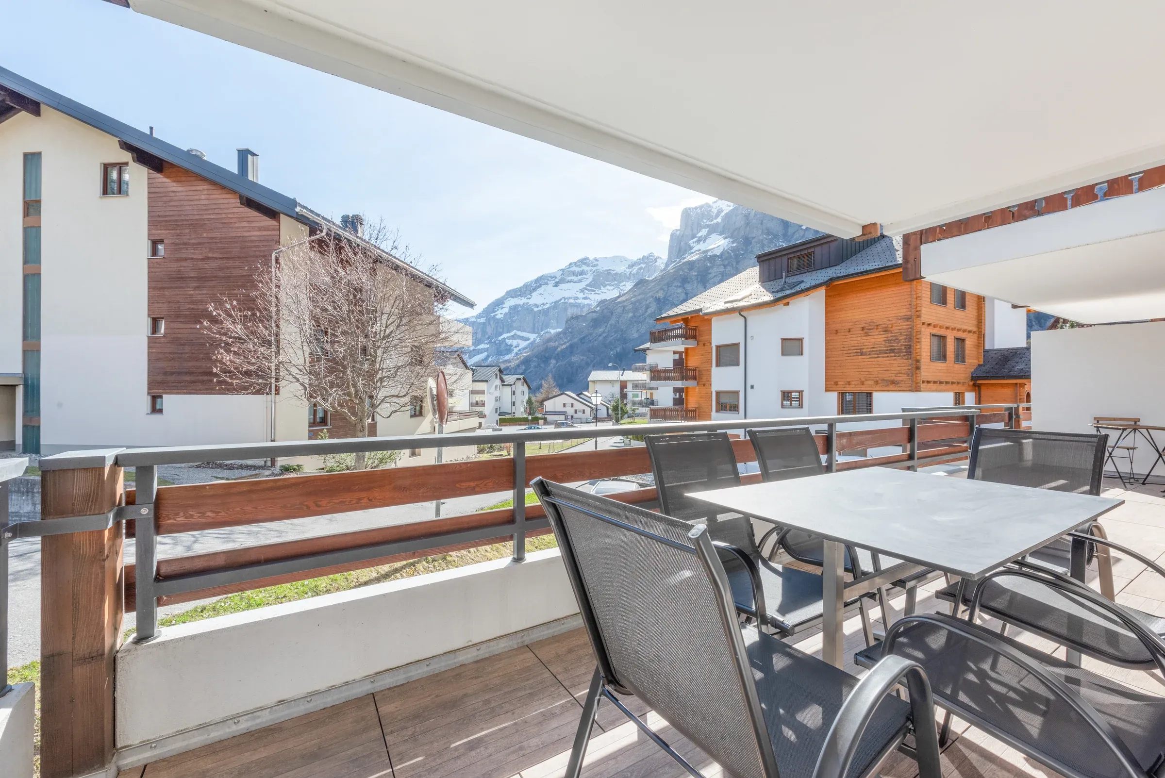 Balcone con tavolo e vista sulle montagne