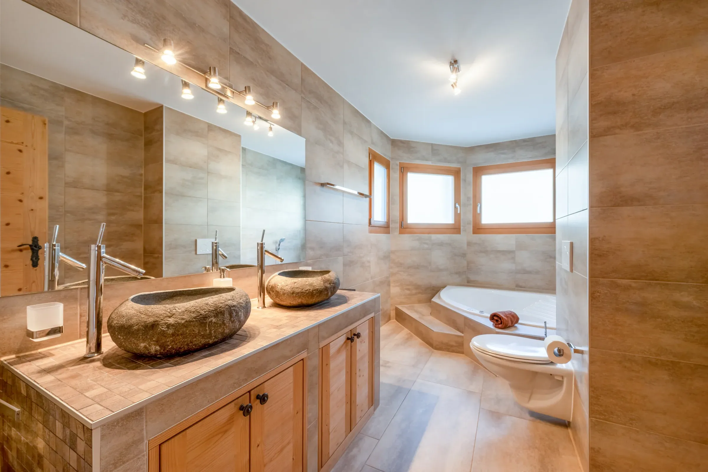 Bagno con doppio lavabo e vasca