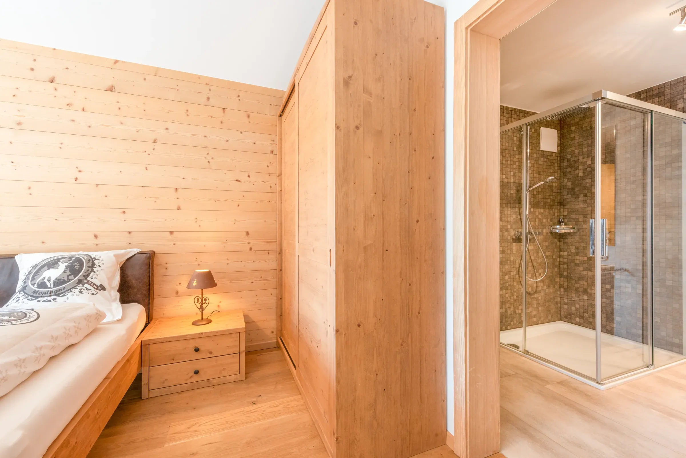 Bagno con doccia accanto alla camera