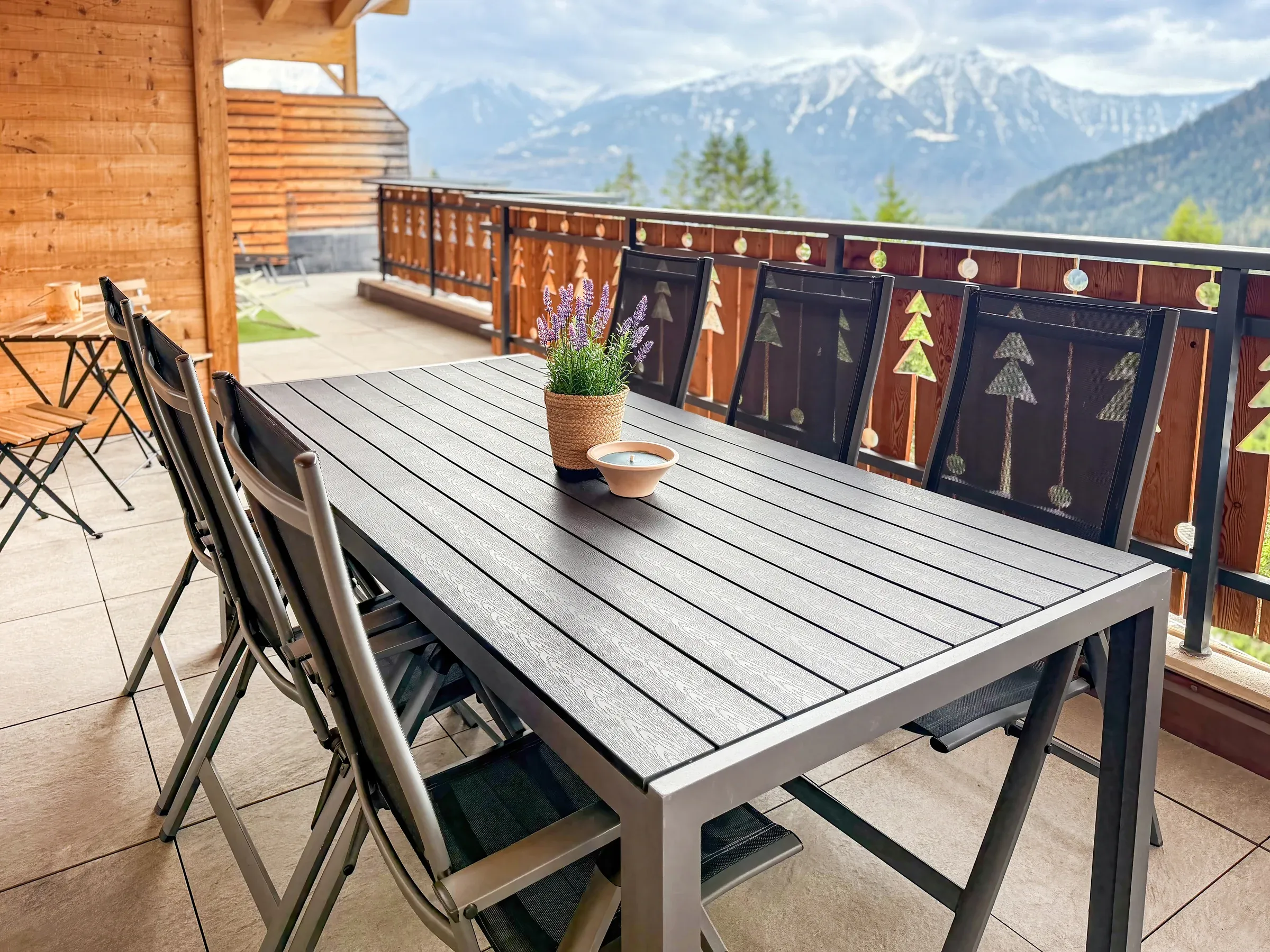 Balcon avec table et vue sur les montagnes