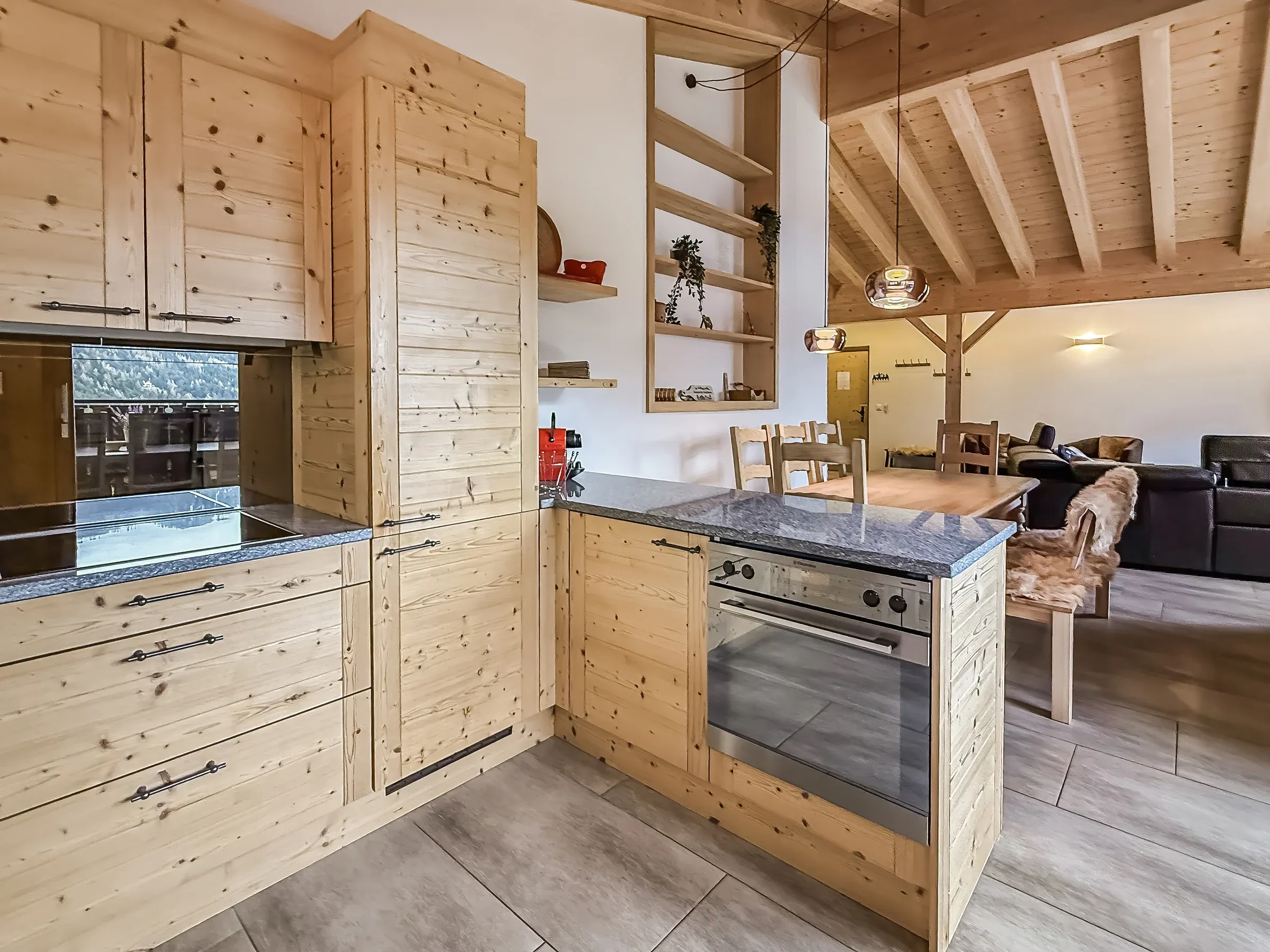 Cuisine ouverte avec plan de travail et plaque de cuisson
