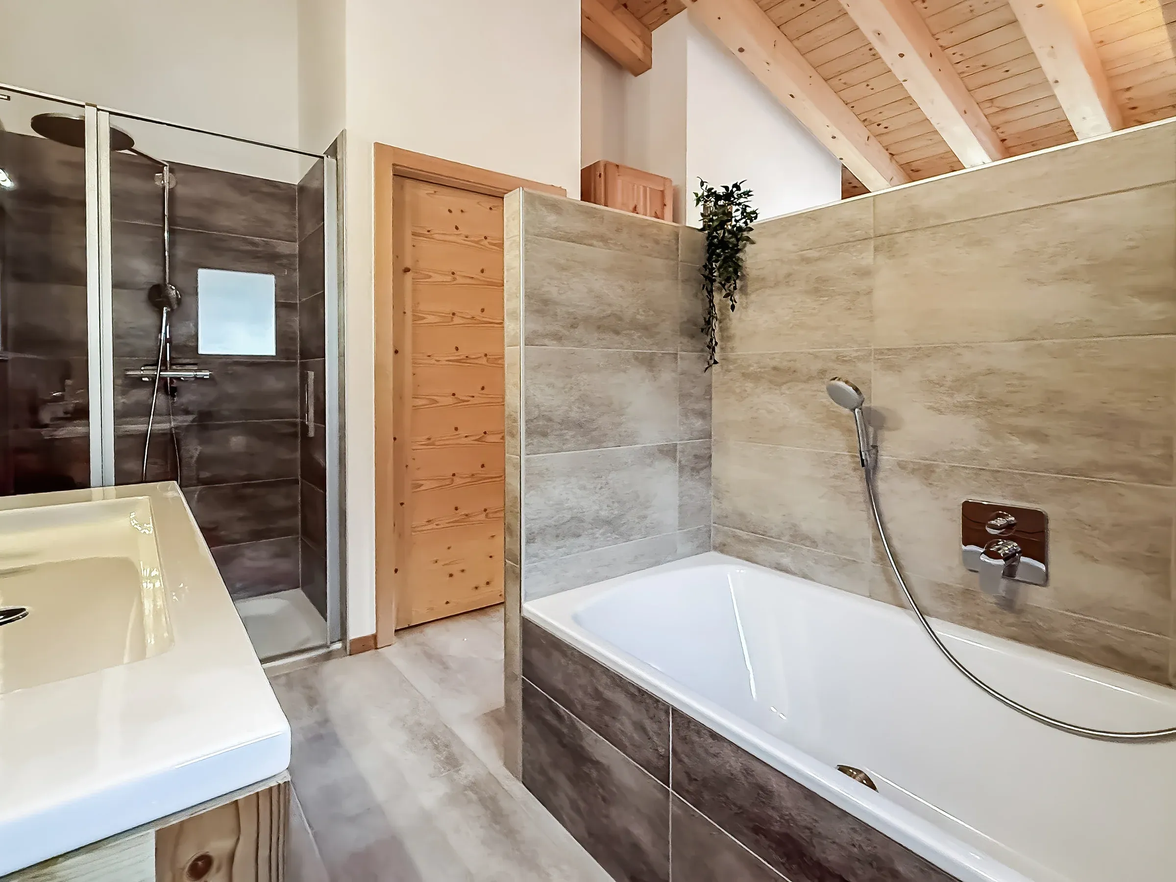 Salle de bains avec baignoire