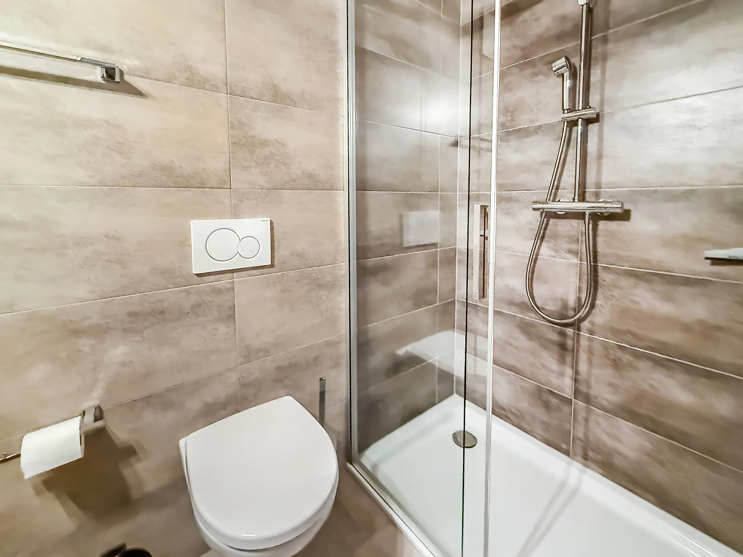 Salle de bains avec douche