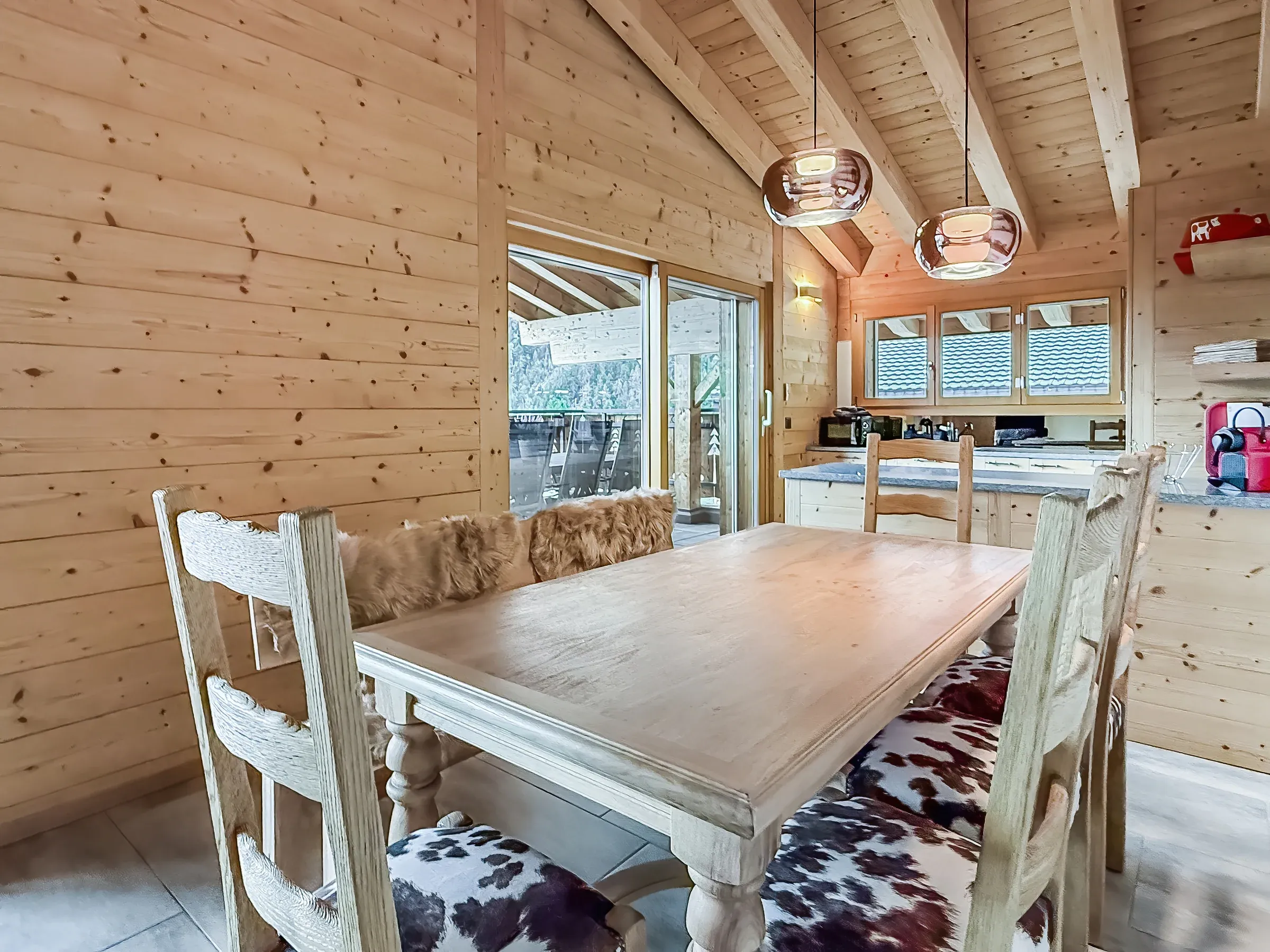 Espace repas près des fenêtres