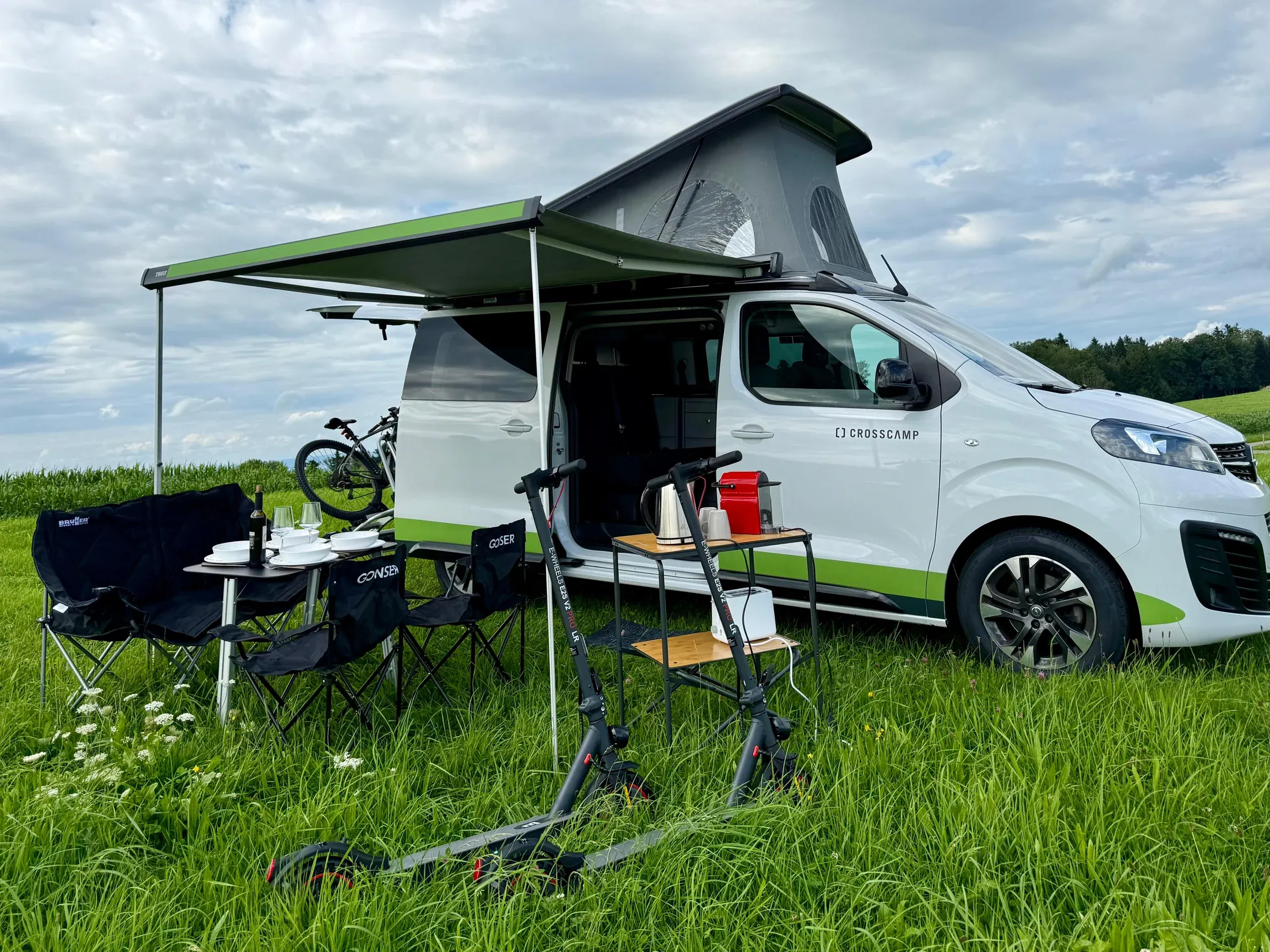 Opel Crosscamp mit Aufstelldach und ausgefahrener Markise