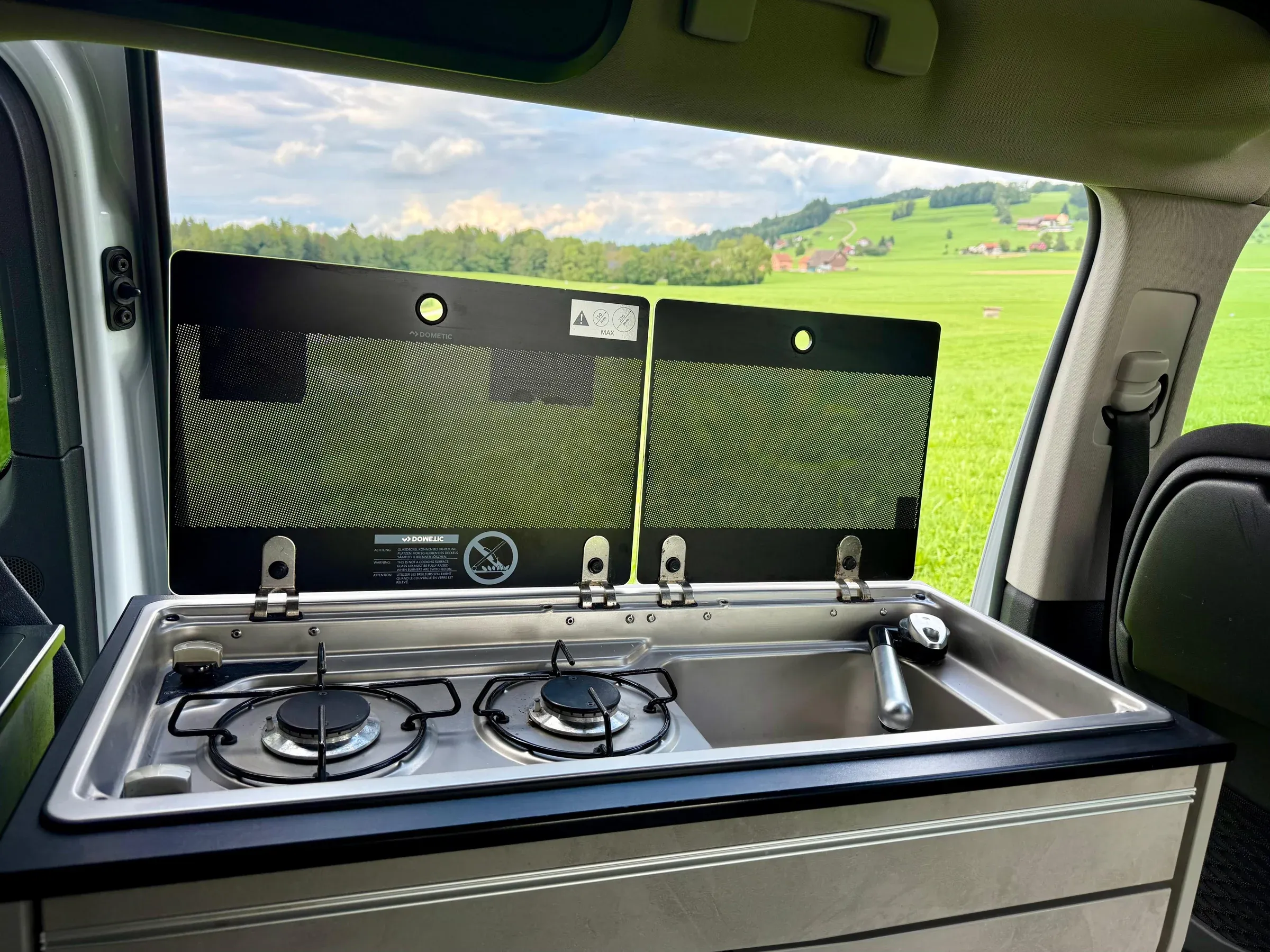 Cucina del camper con fornello e lavello