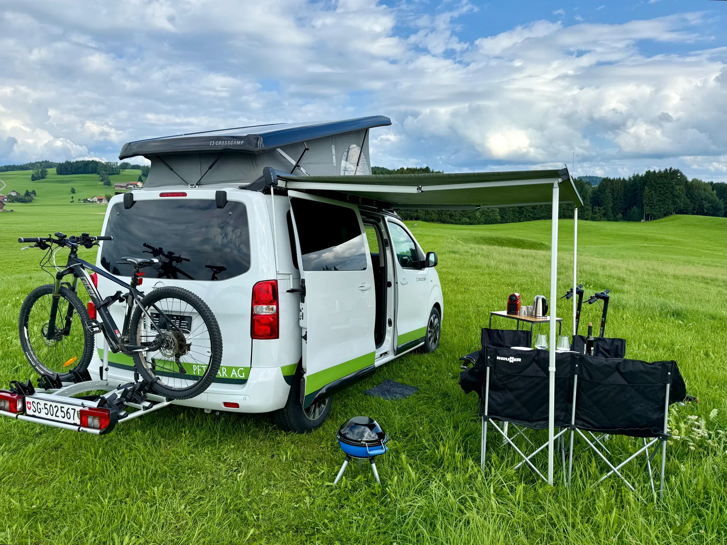 Camper visto da dietro con tetto alzato e portabici