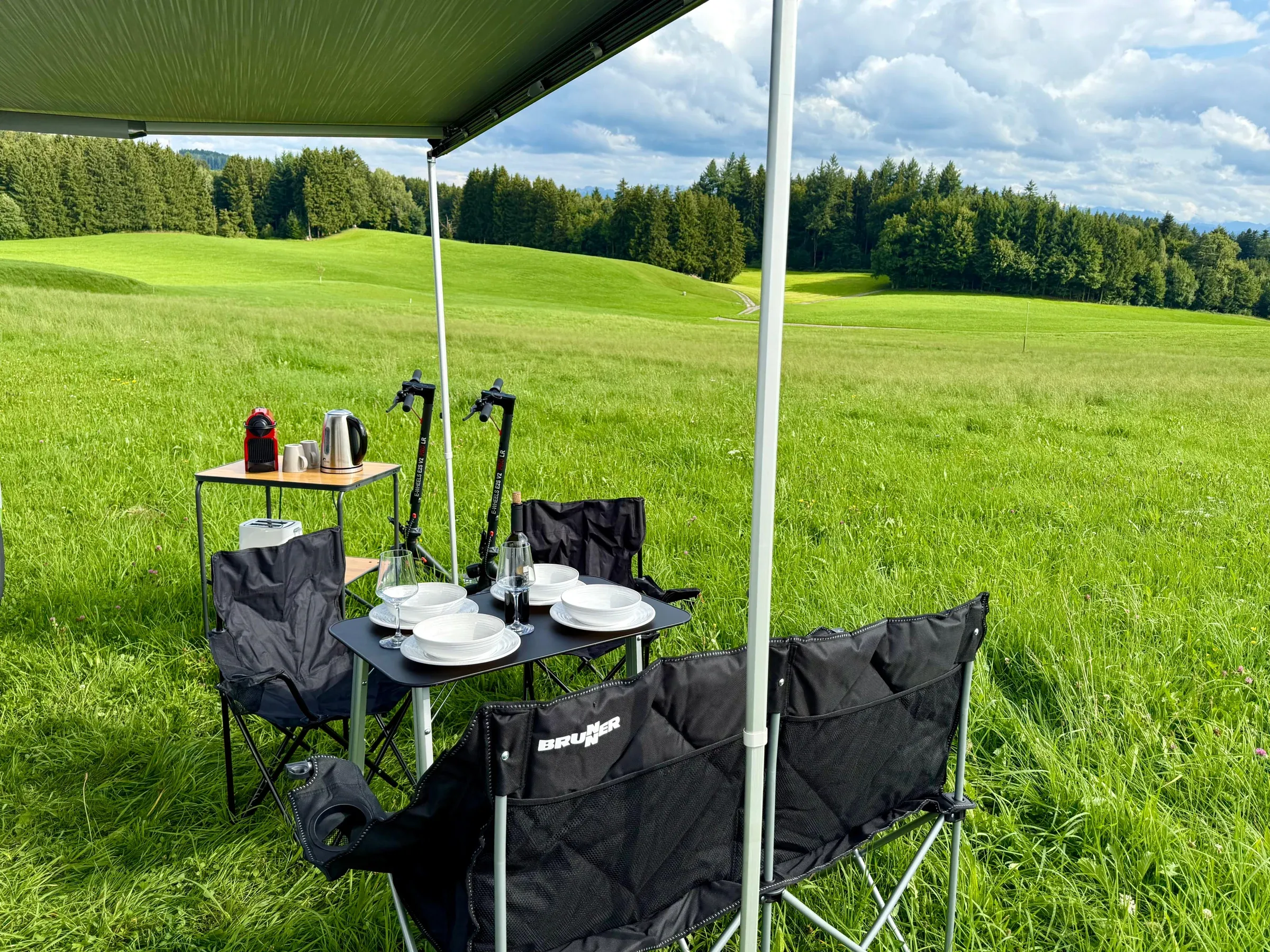 Tavolo e sedie da campeggio sotto la veranda