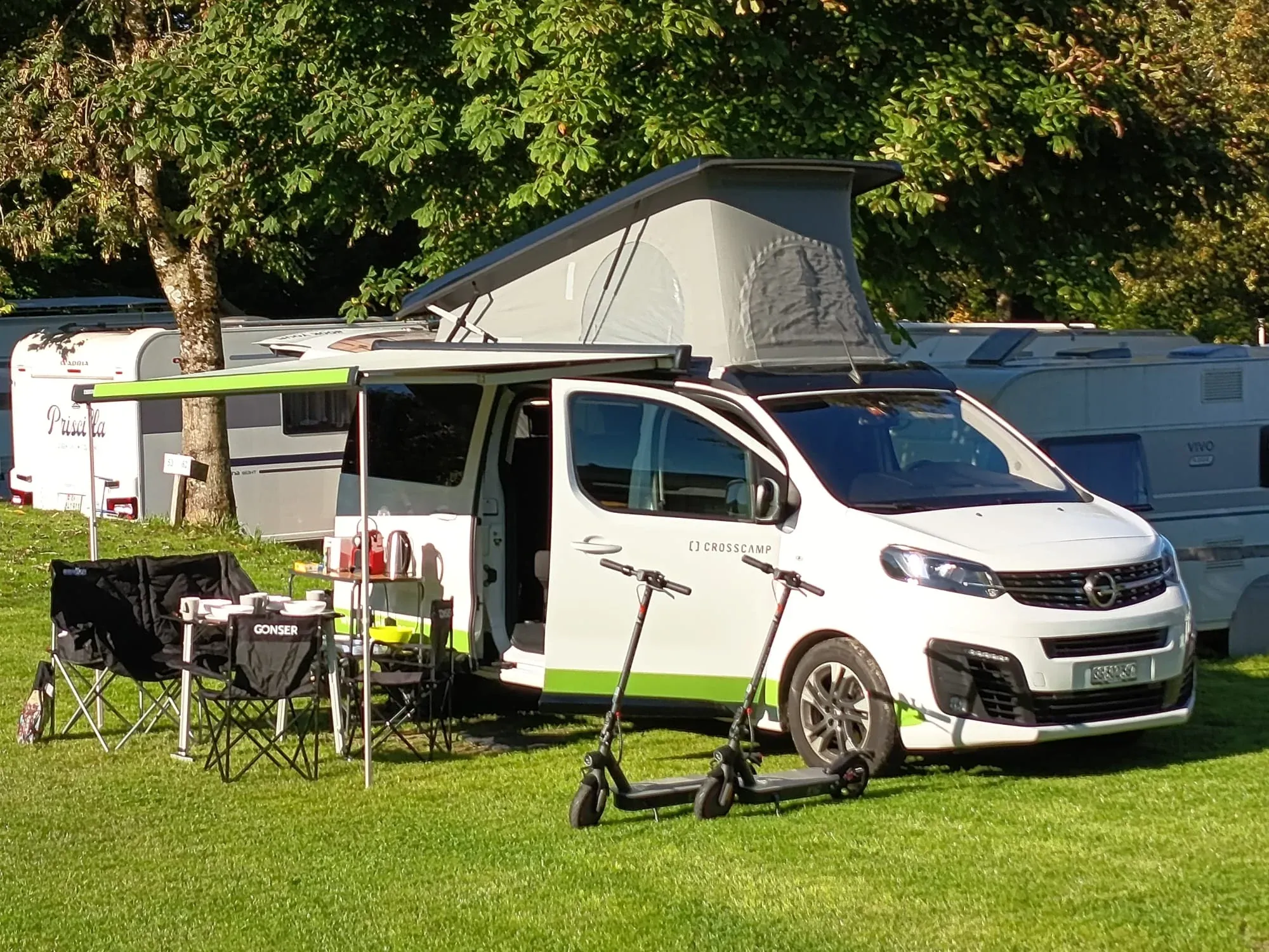 Camper con tetto sollevabile in un campeggio
