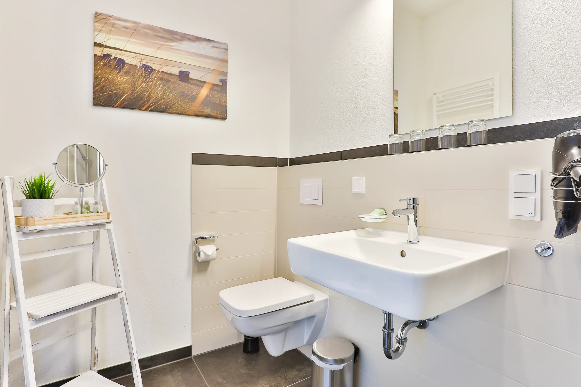 Lavabo et miroir dans la salle de bains