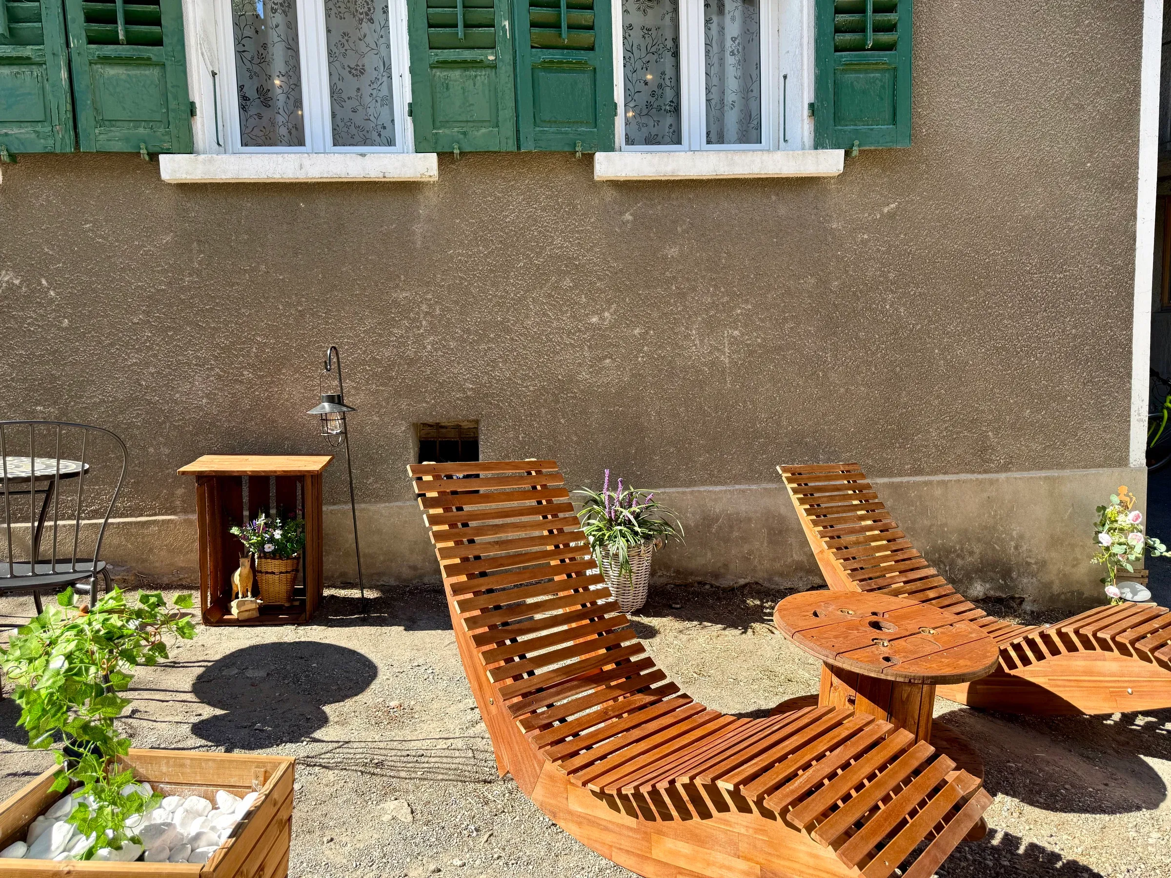 Spazio esterno con lettini in legno
