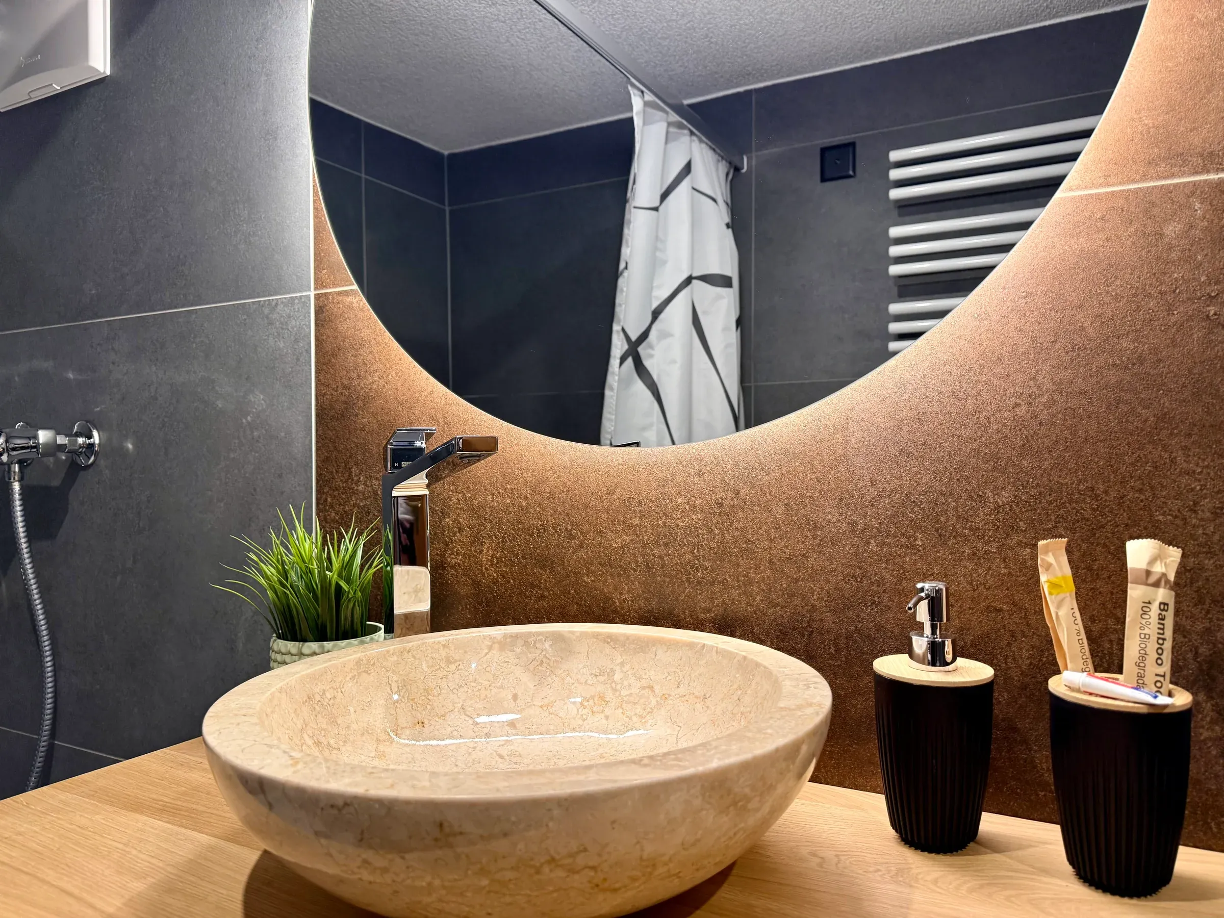 Lavabo e specchio nel bagno