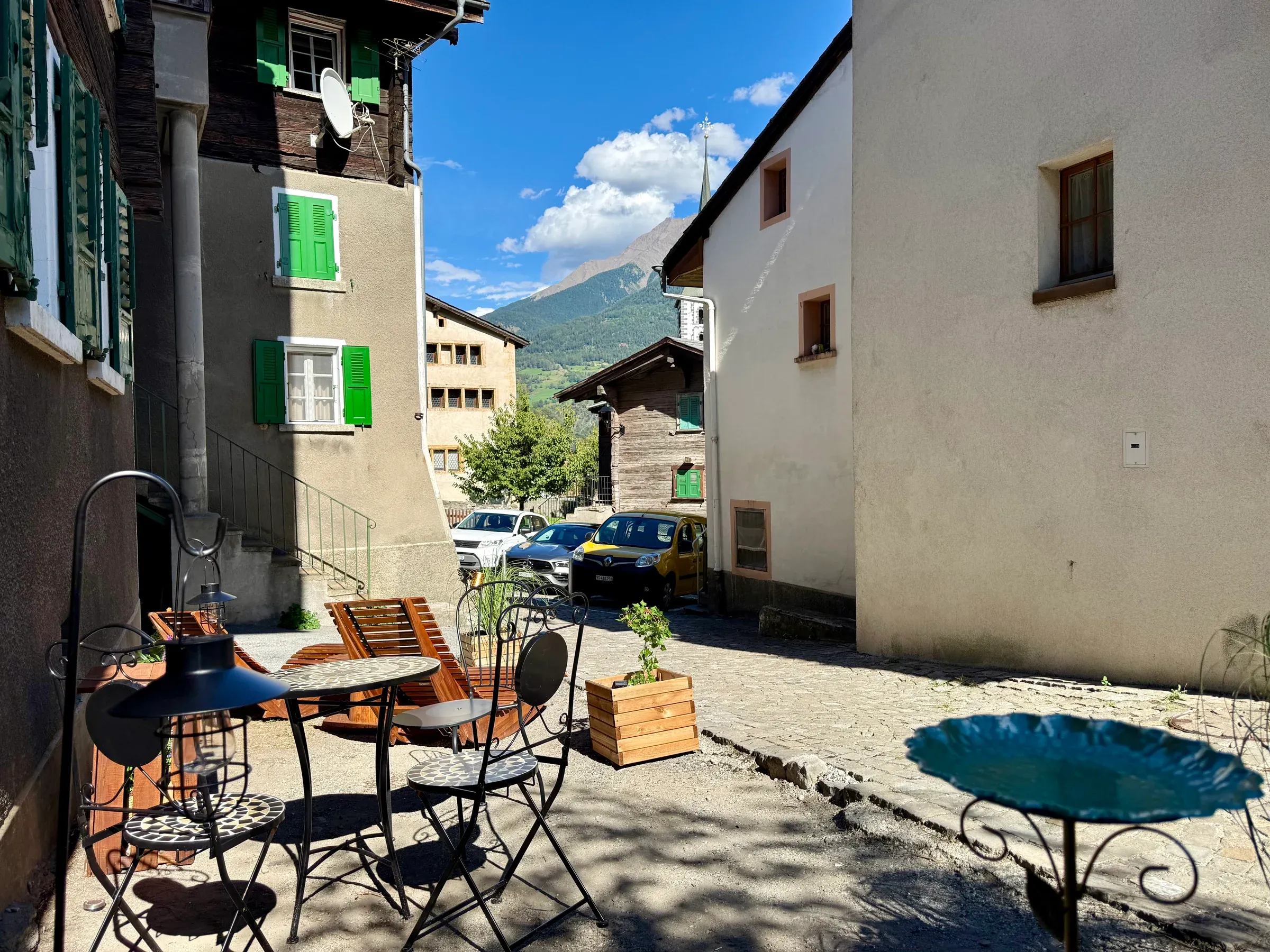 Terrazza con tavolo e sedute