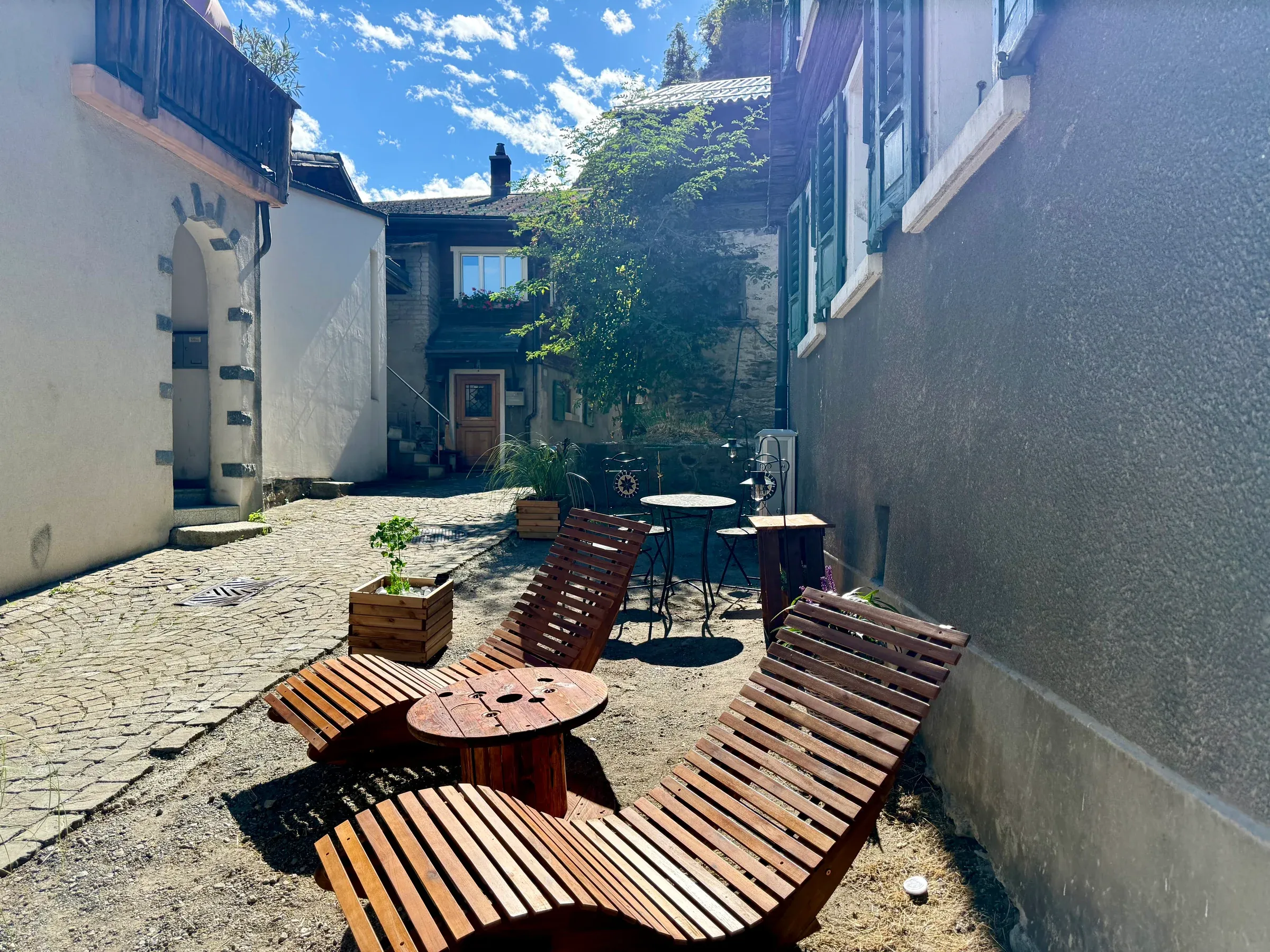Vista esterna dello chalet e delle sedute