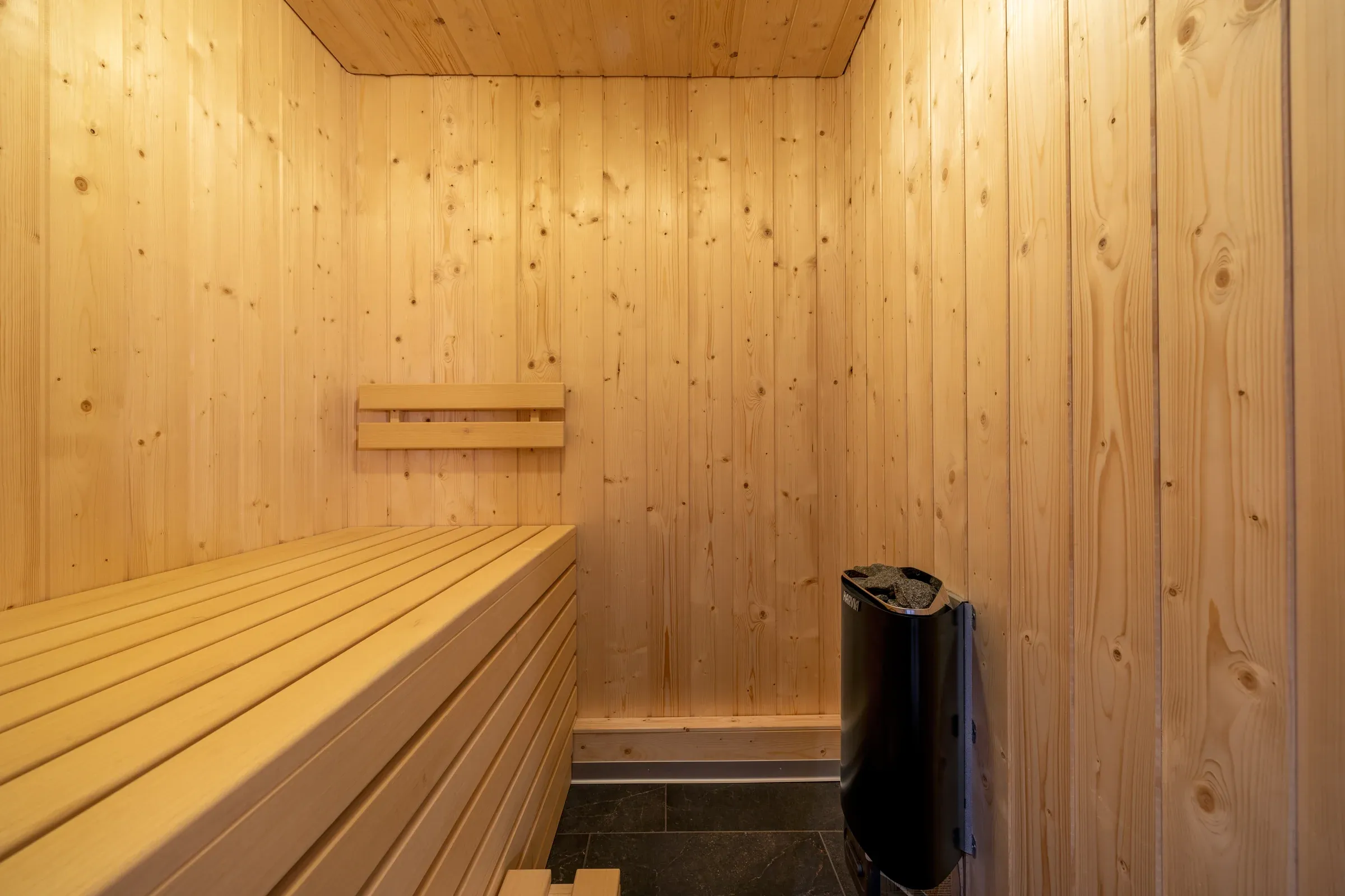 Sauna con panche in legno