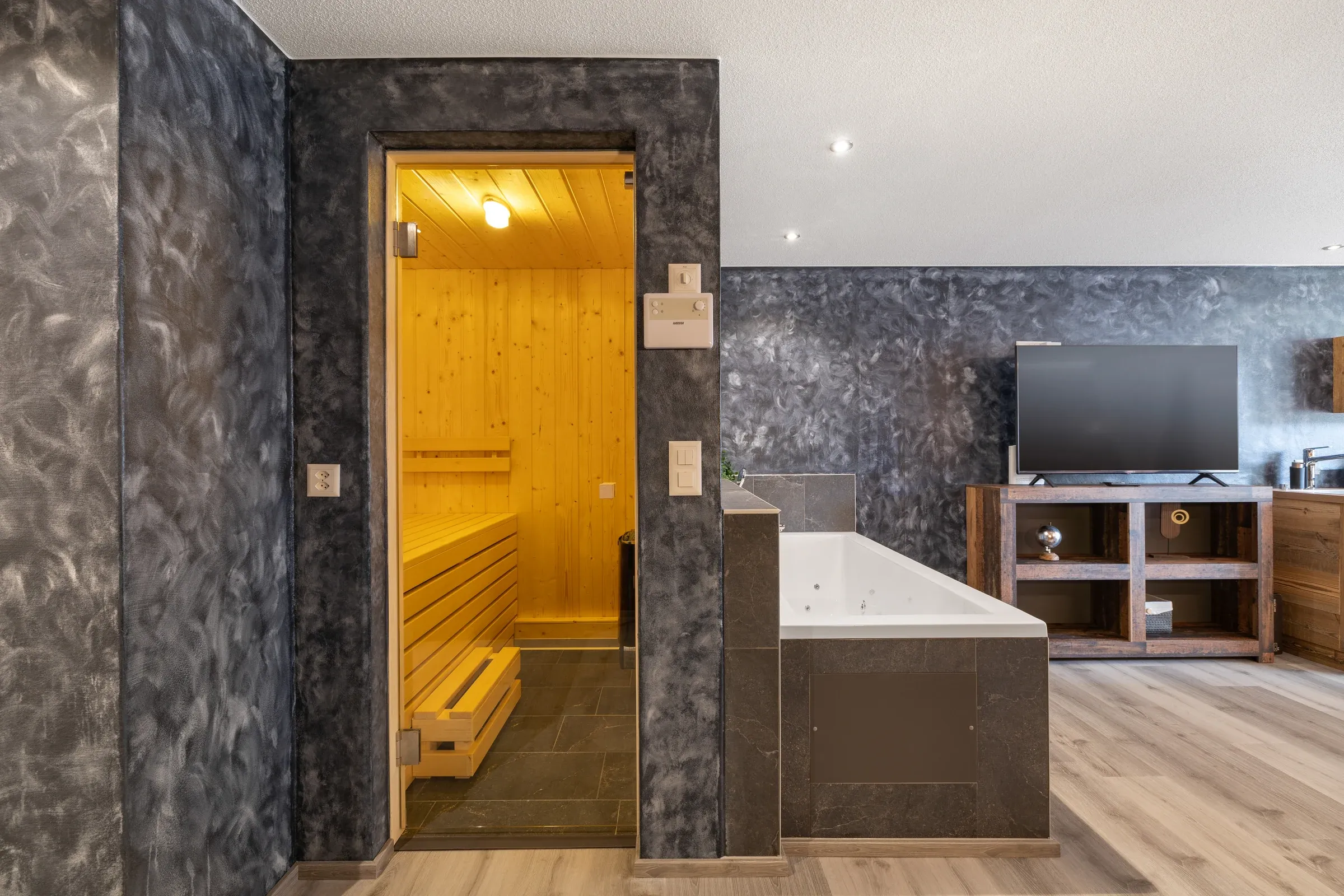 Ingresso alla sauna accanto alla vasca idromassaggio