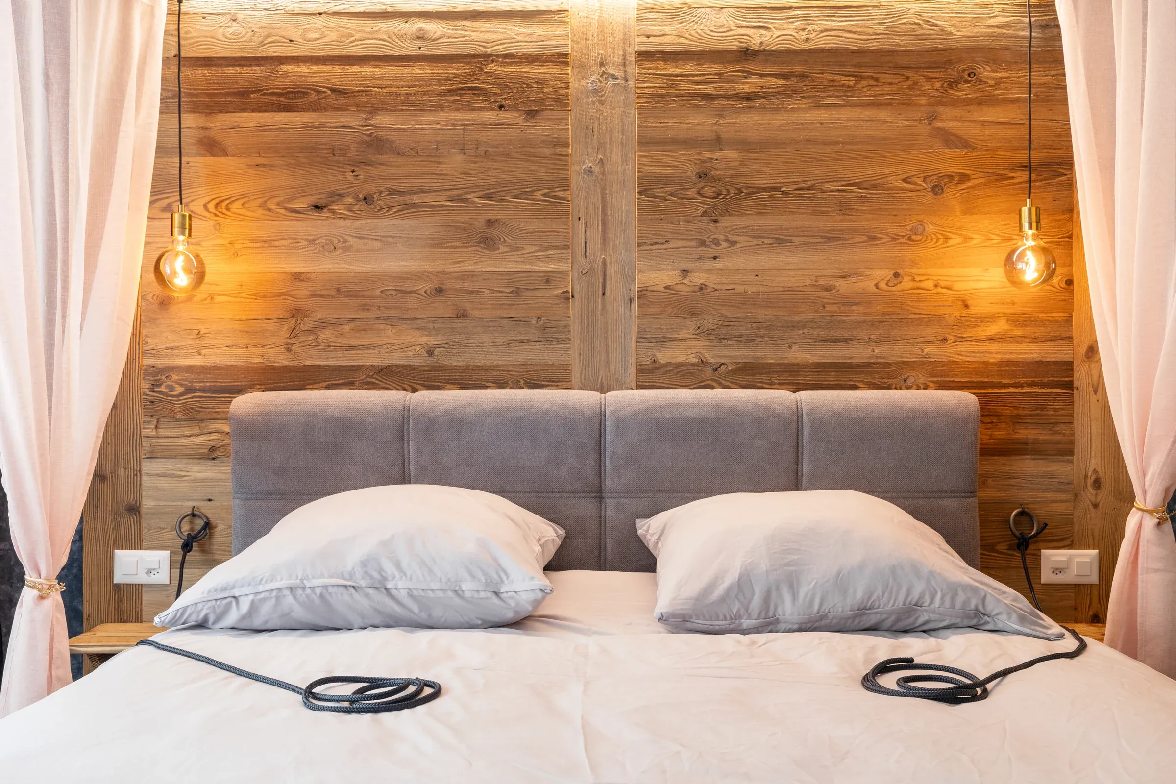 Letto matrimoniale con testiera imbottita