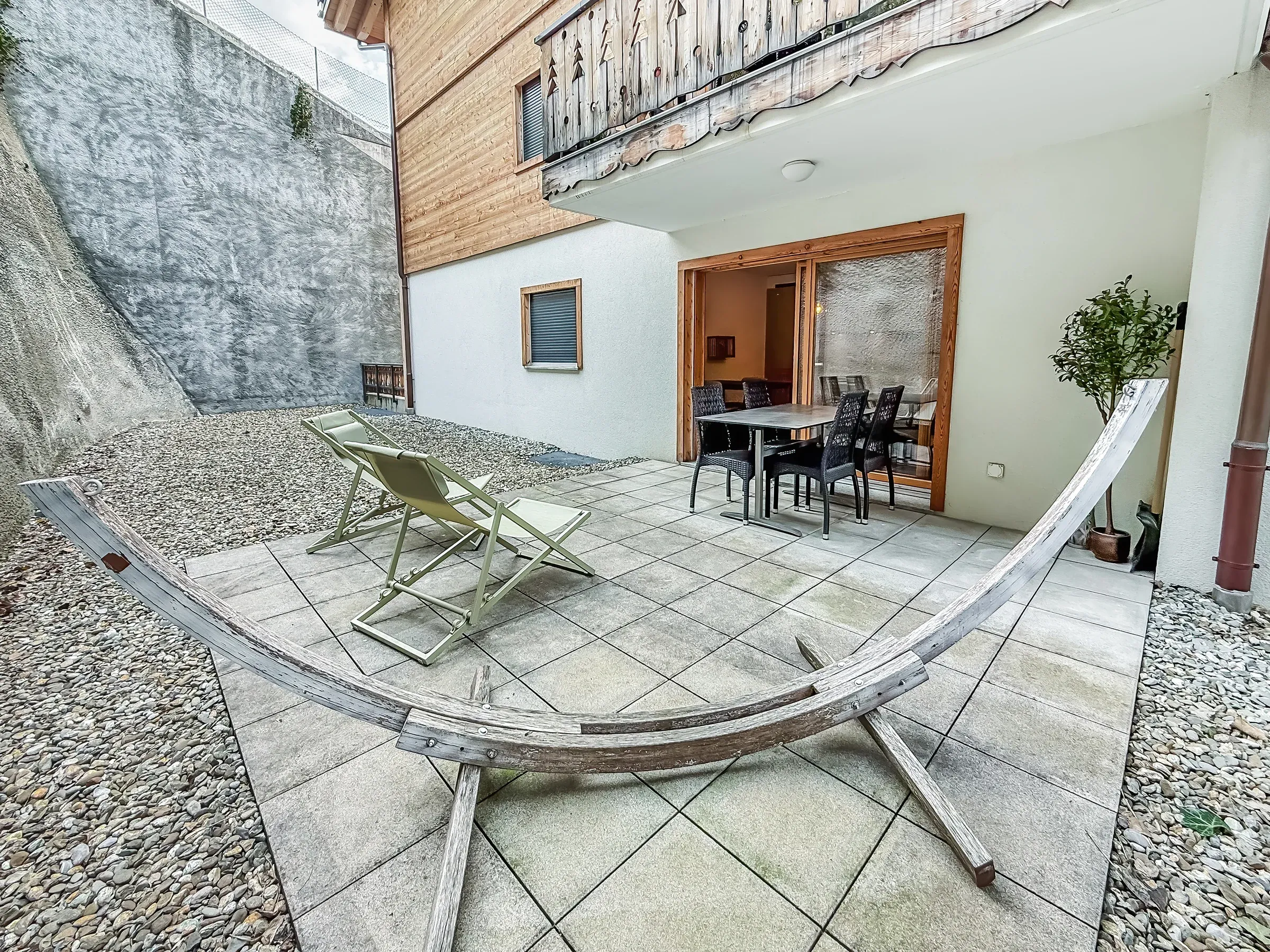 Terrasse avec hamac et transats