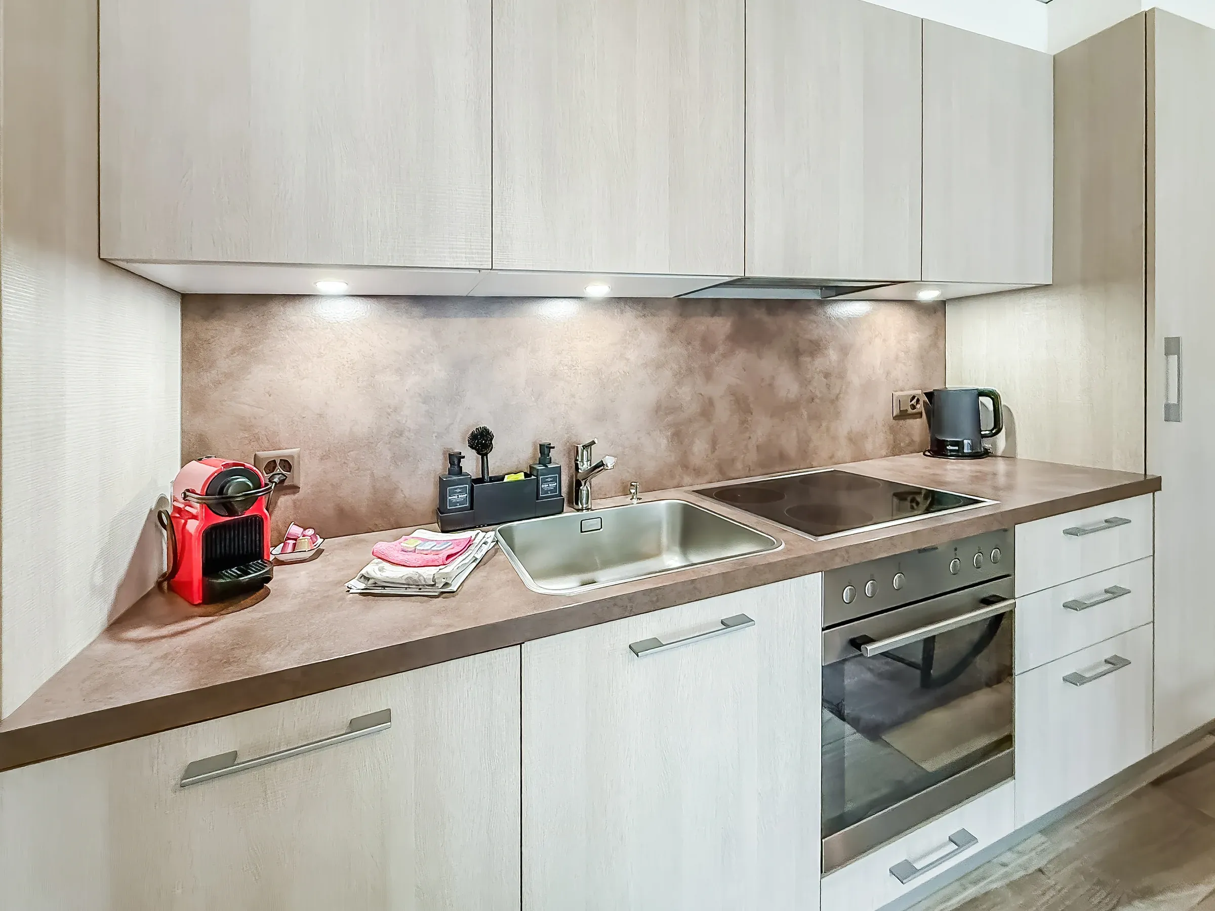 Cuisine ouverte avec plan de travail et plaque de cuisson