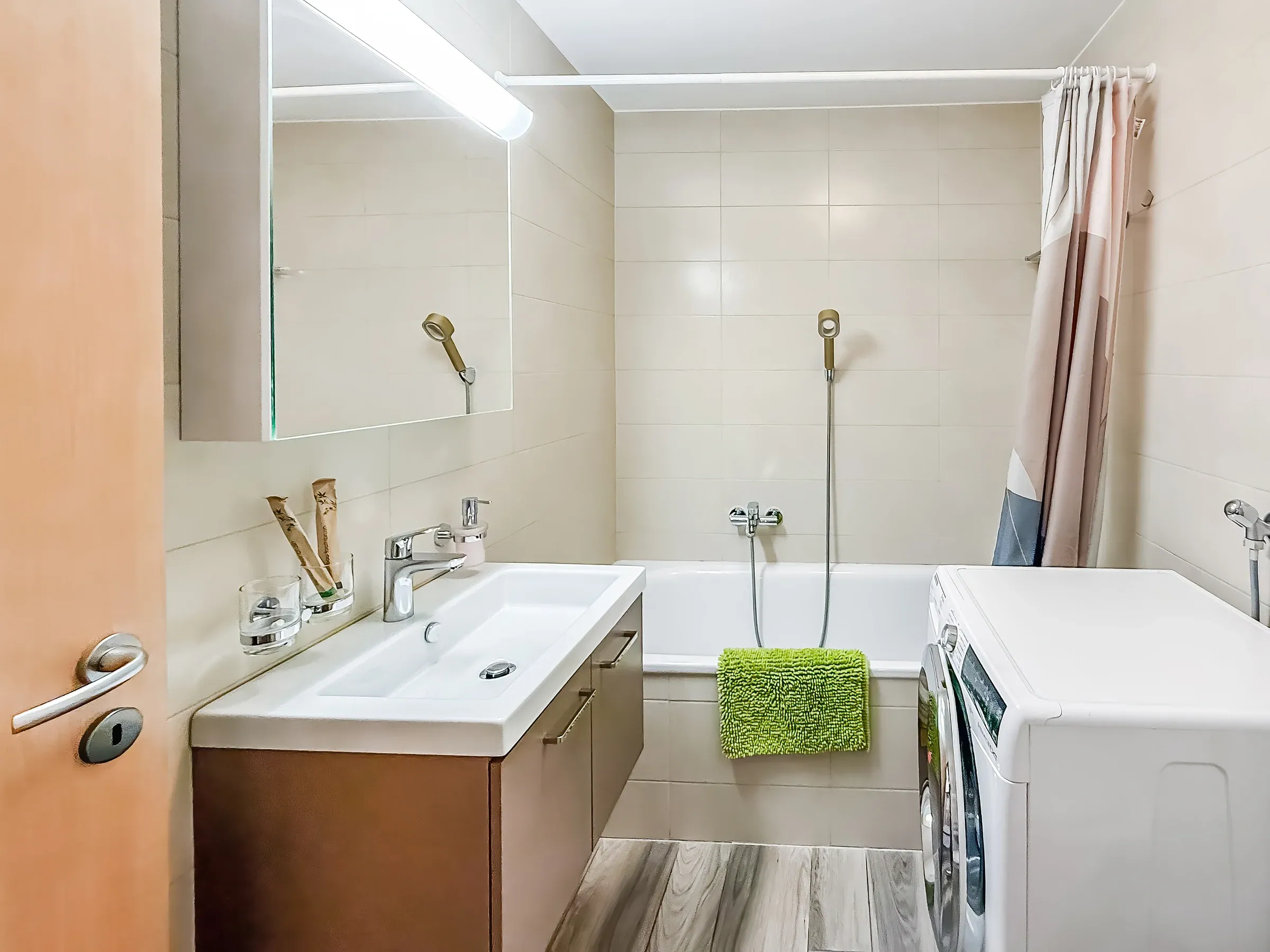 Salle de bains avec baignoire
