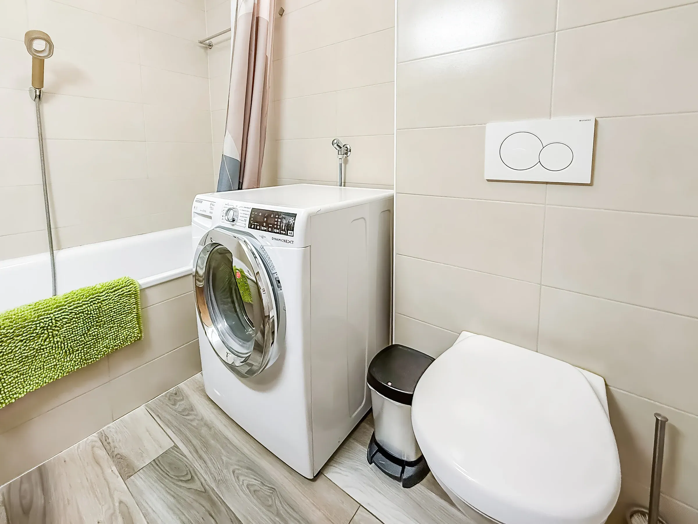 Lave-linge et WC dans la salle de bains