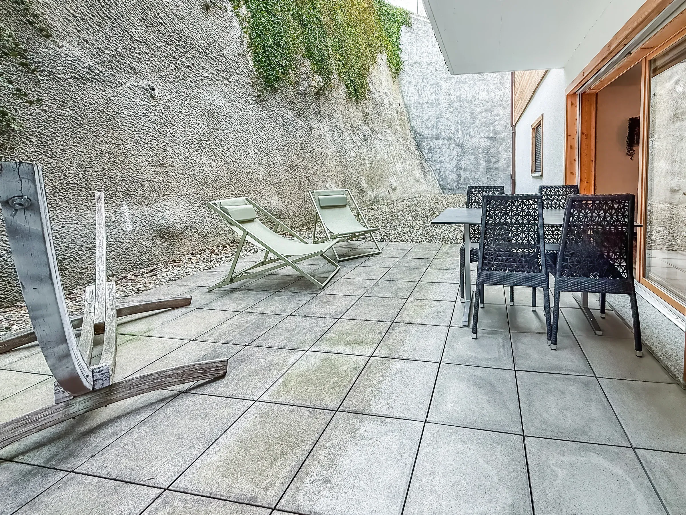 Terrasse avec table et sièges