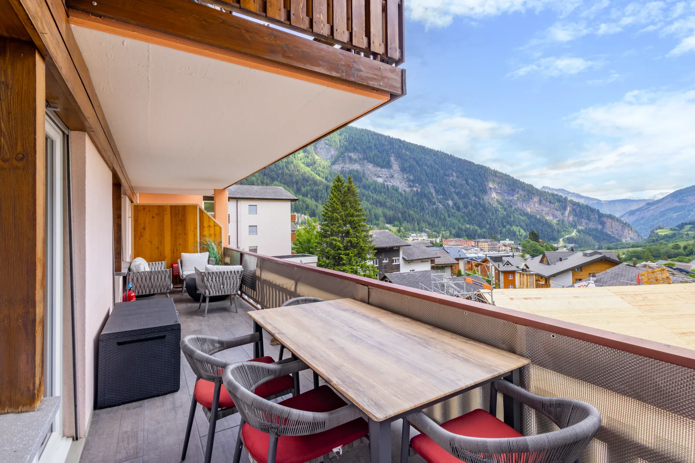 Balcon avec table et vue sur les montagnes