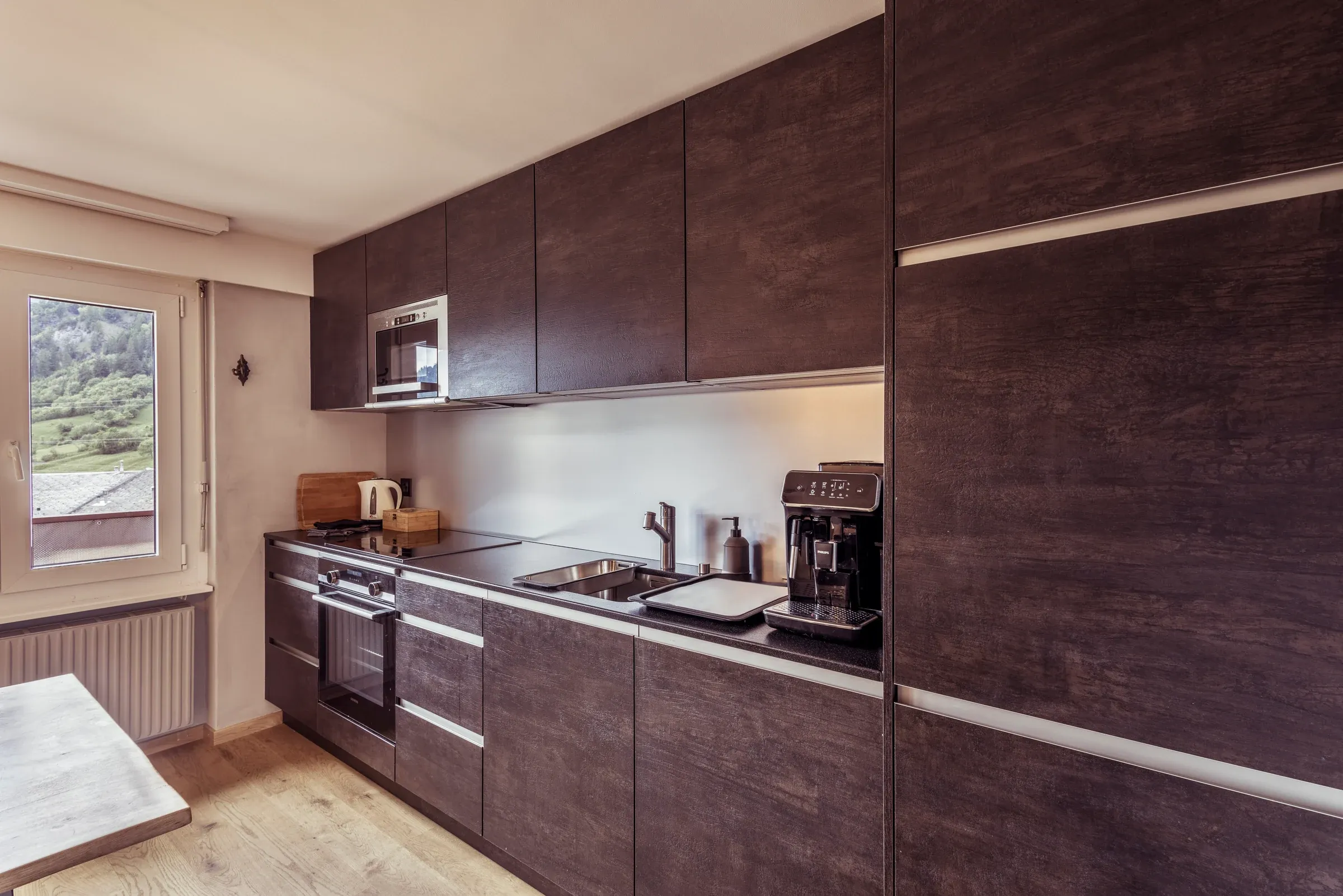 Cuisine ouverte avec plan de travail et plaque de cuisson