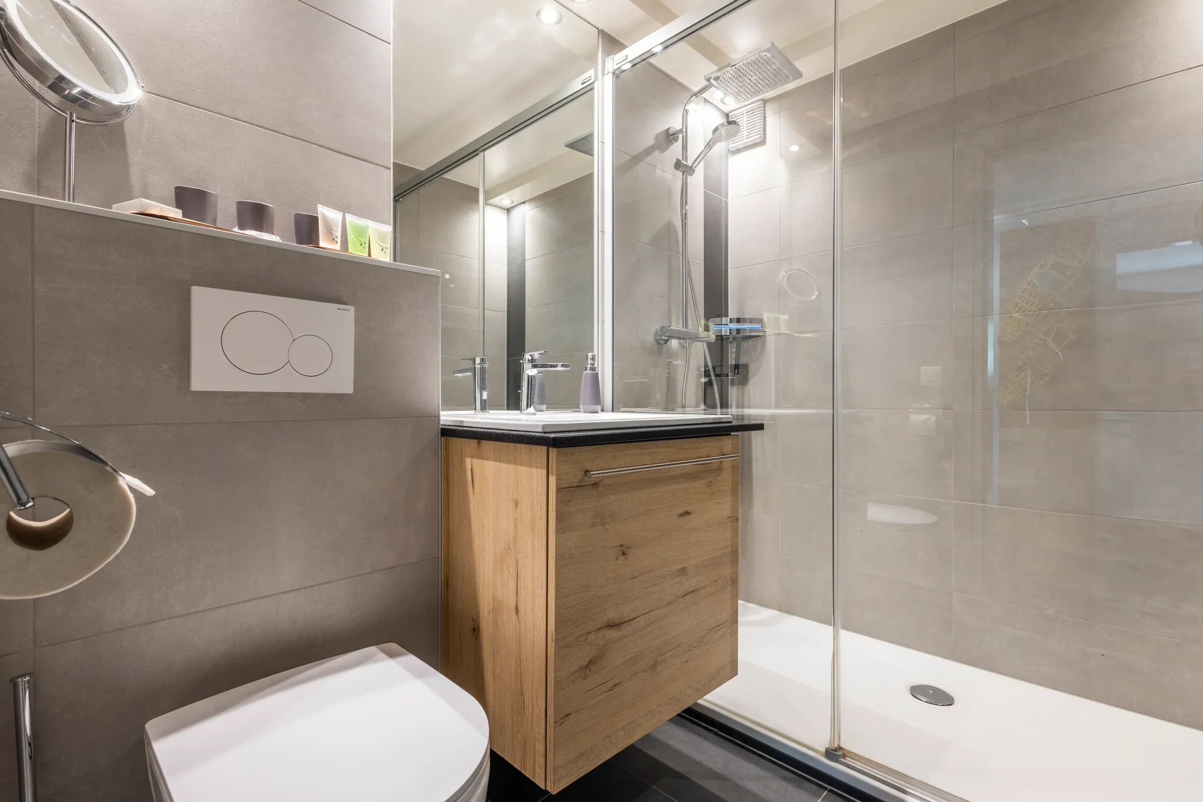 Salle de bains avec douche