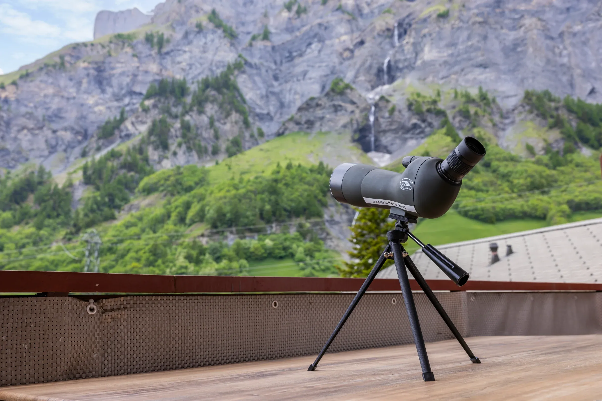 Jumelles sur le balcon face aux montagnes