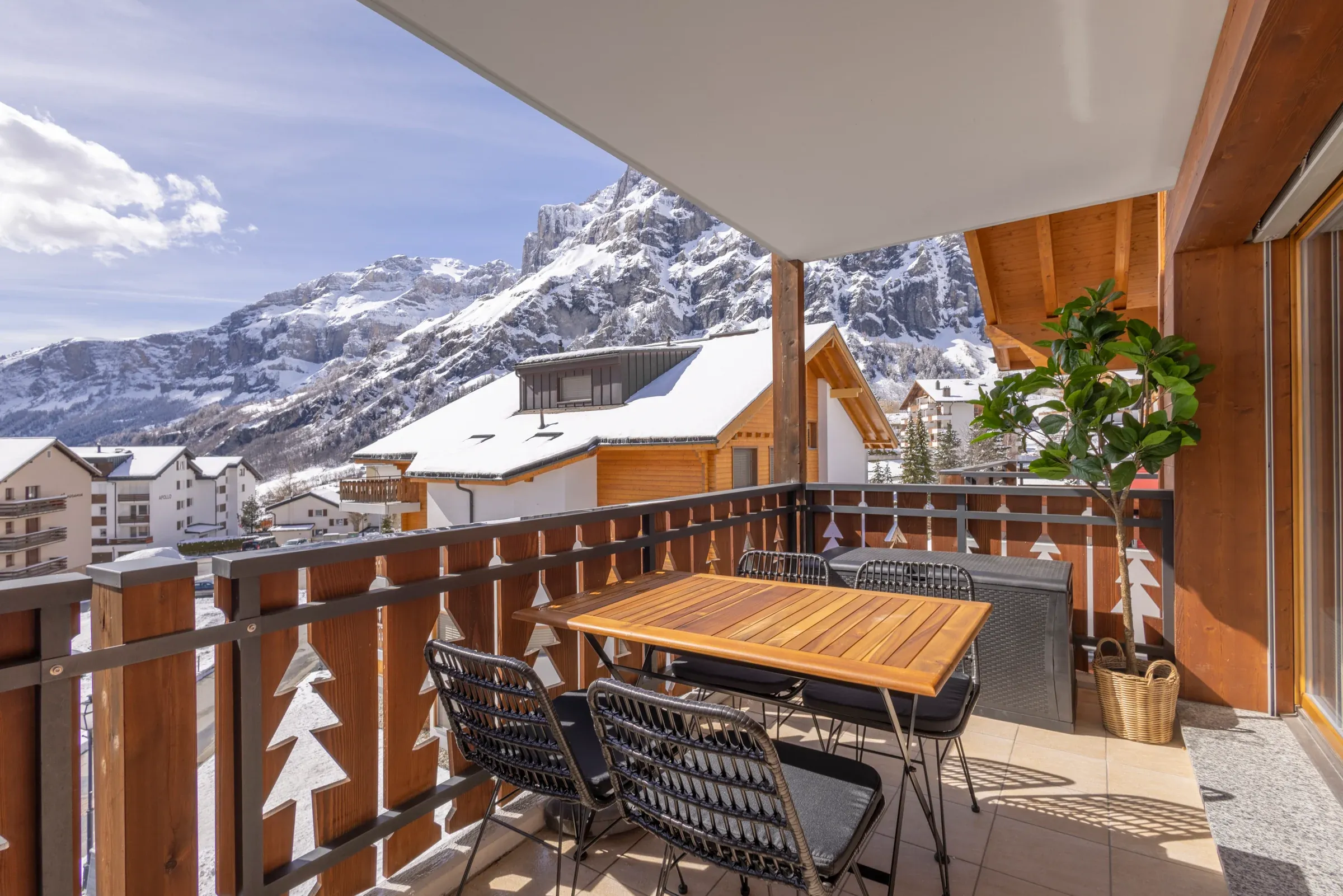 Balcon avec table et vue sur les montagnes
